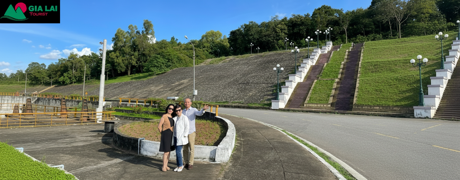 Du khách tham quan Thủy điện Ialy