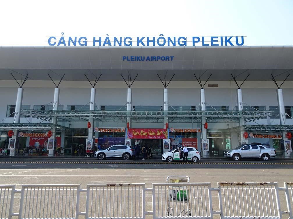 Khách hàng lên xe sân bay Pleiku